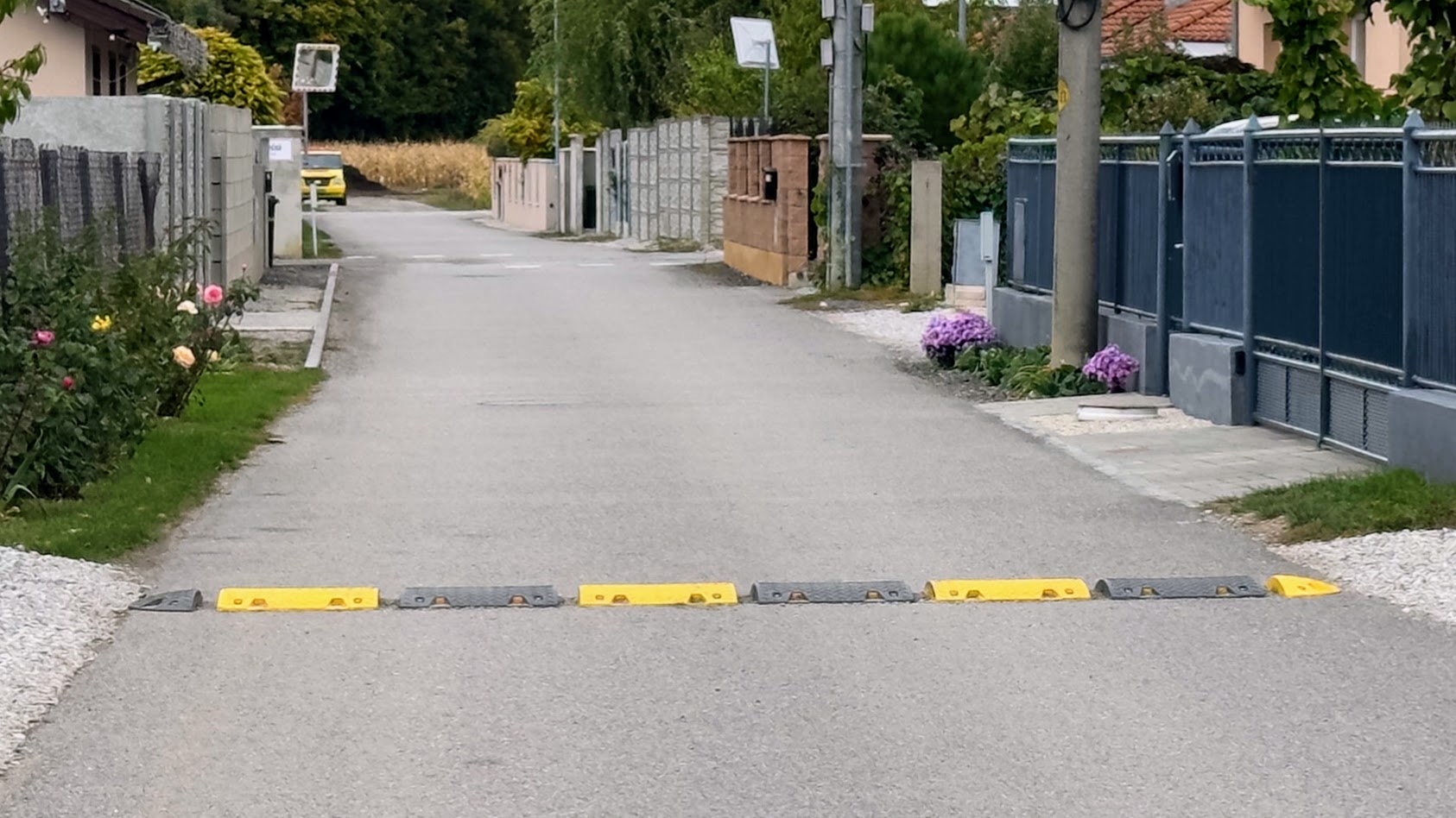 Spomaľovací prah a zrkadlá