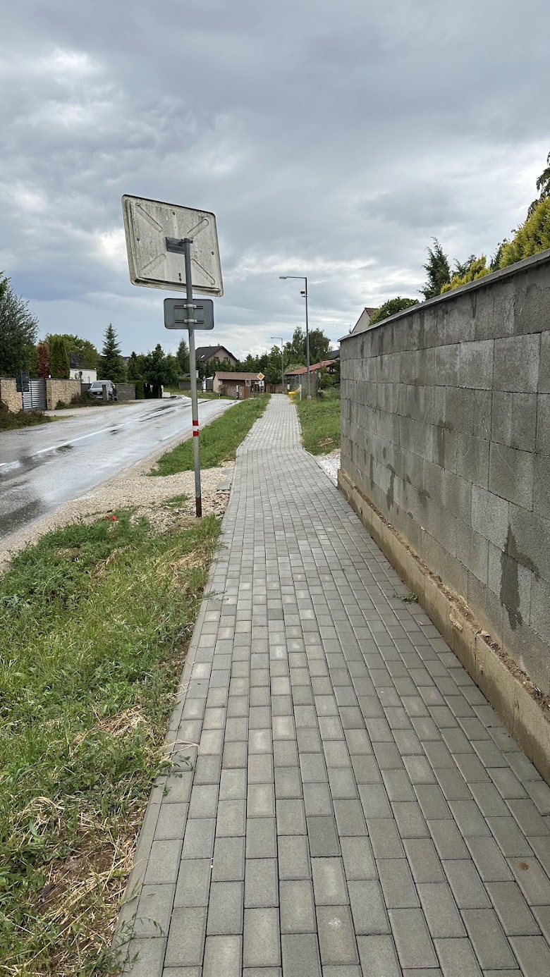 Chodník na ulici Pohranická