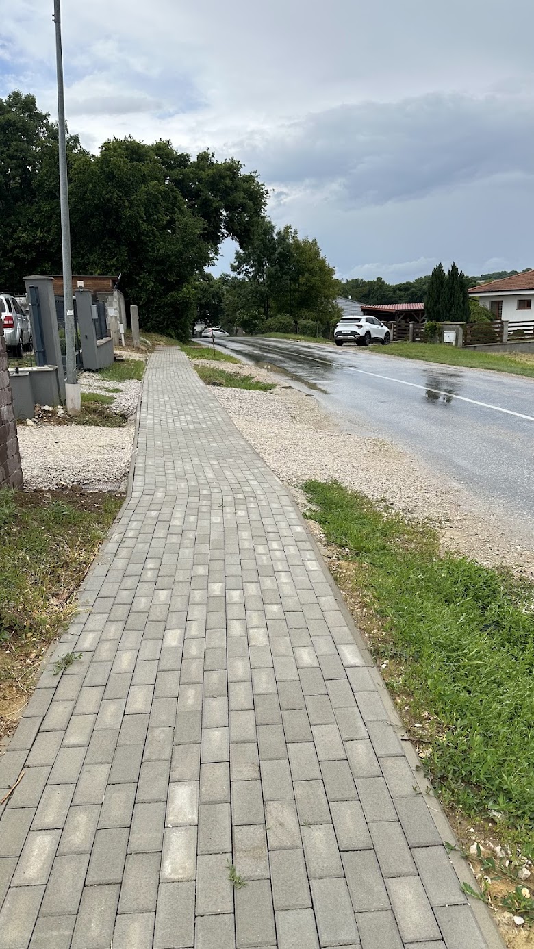 Chodník na ulici Pohranická